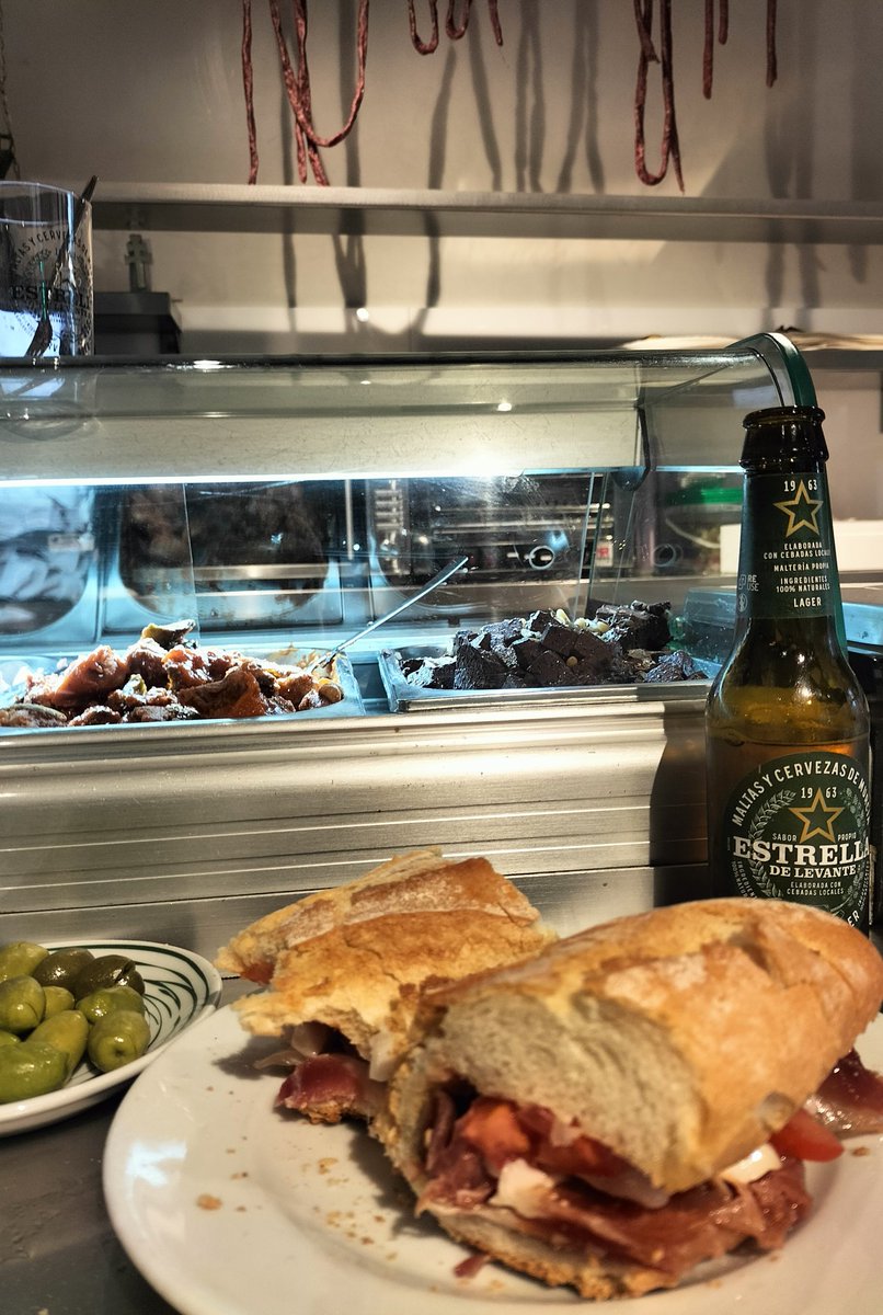 javizamorac's tweet photo. Con tocino y tomate, unas olivas partías y "te pongo un quinto que se me ha terminao el barril. ¿Quieres una morcilla?"

PONLA. https://t.co/6qgvZRcqXX