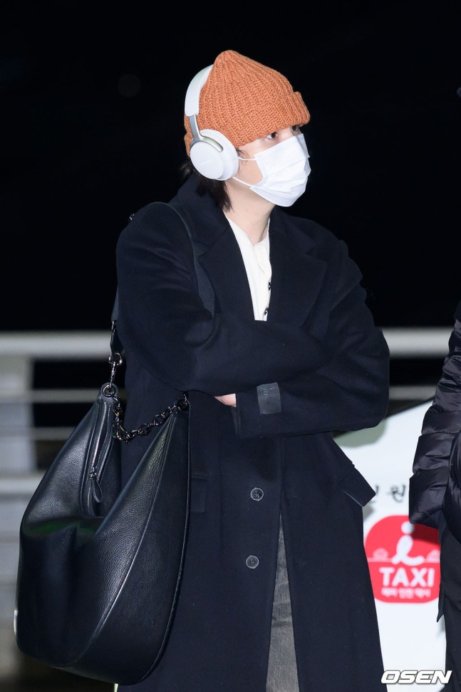 윤기 저 큰 가방에 뭐 넣고 다닐까 쓸데없이 궁금하네
왓츠인마이백 해줘라해줘