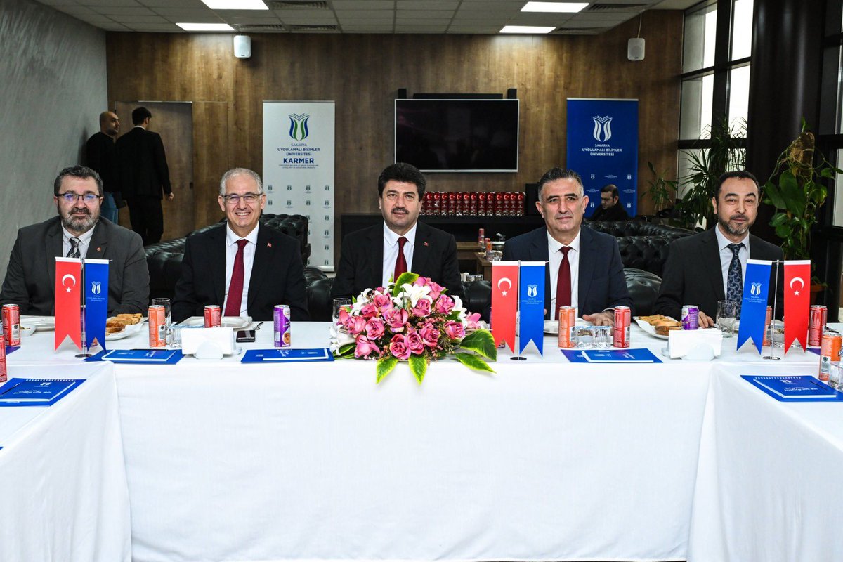 rektorsaribiyik's tweet photo. Üniversitemiz koordinatörlüğünde yürütülen ve Türkiye genelinde desteklenmeye hak kazanan beş projeden biri olan "Kariyer Merkezlerinin İşlevselliğini Artırmak İçin Örnek Bir Model Araştırması: Uygulamalı Eğitim ve Akademik Destek Birimleri İçeren İşlevsel Bir Yapı Önerisi" başlıklı Erasmus+ KA130 projesinin Kariyer Merkezleri Konsorsiyum Toplantısı'nı geniş bir katılımla gerçekleştirdik.

Kocaeli Üniversitesi, Gebze Teknik Üniversitesi, Bursa Teknik Üniversitesi, Bursa Uludağ Üniversitesi ve Bolu Abant İzzet Baysal Üniversitesi iş birliğiyle; kariyer merkezlerimizi "uygulamalı eğitim" modelleriyle daha işlevsel hale getirmeyi hedefliyoruz. Uluslararası iyi uygulama örneklerini yerinde inceleyerek, öğrencilerimizin istihdam süreçlerine akademik desteği en güçlü şekilde entegre edeceğiz.

Nazik ziyaretleri ve değerli katkıları için Kocaeli Üniversitesi Rektörü Prof. Dr. Nuh Zafer Cantürk’e, Gebze Teknik Üniversitesi Rektörü Prof. Dr. Hacı Ali Mantar’a, Bolu Abant İzzet Baysal Üniversitesi Rektör Yardımcısı Prof. Dr. Kaya Yıldız’a, Bursa Teknik Üniversitesi Rektör Yardımcısı Prof. Dr. Barış Tamer Tonguç’a ve tüm paydaş üniversitelerimizin kariyer merkezi personeline teşekkür ediyorum.