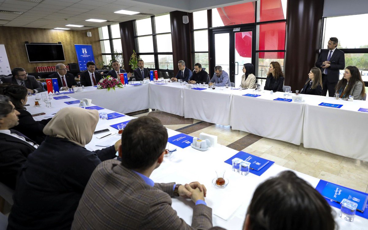 Üniversitemiz koordinatörlüğünde yürütülen ve Türkiye genelinde desteklenmeye hak kazanan beş projeden biri olan "Kariyer Merkezlerinin İşlevselliğini Artırmak İçin Örnek Bir Model Araştırması: Uygulamalı Eğitim ve Akademik Destek Birimleri İçeren İşlevsel Bir Yapı Önerisi"