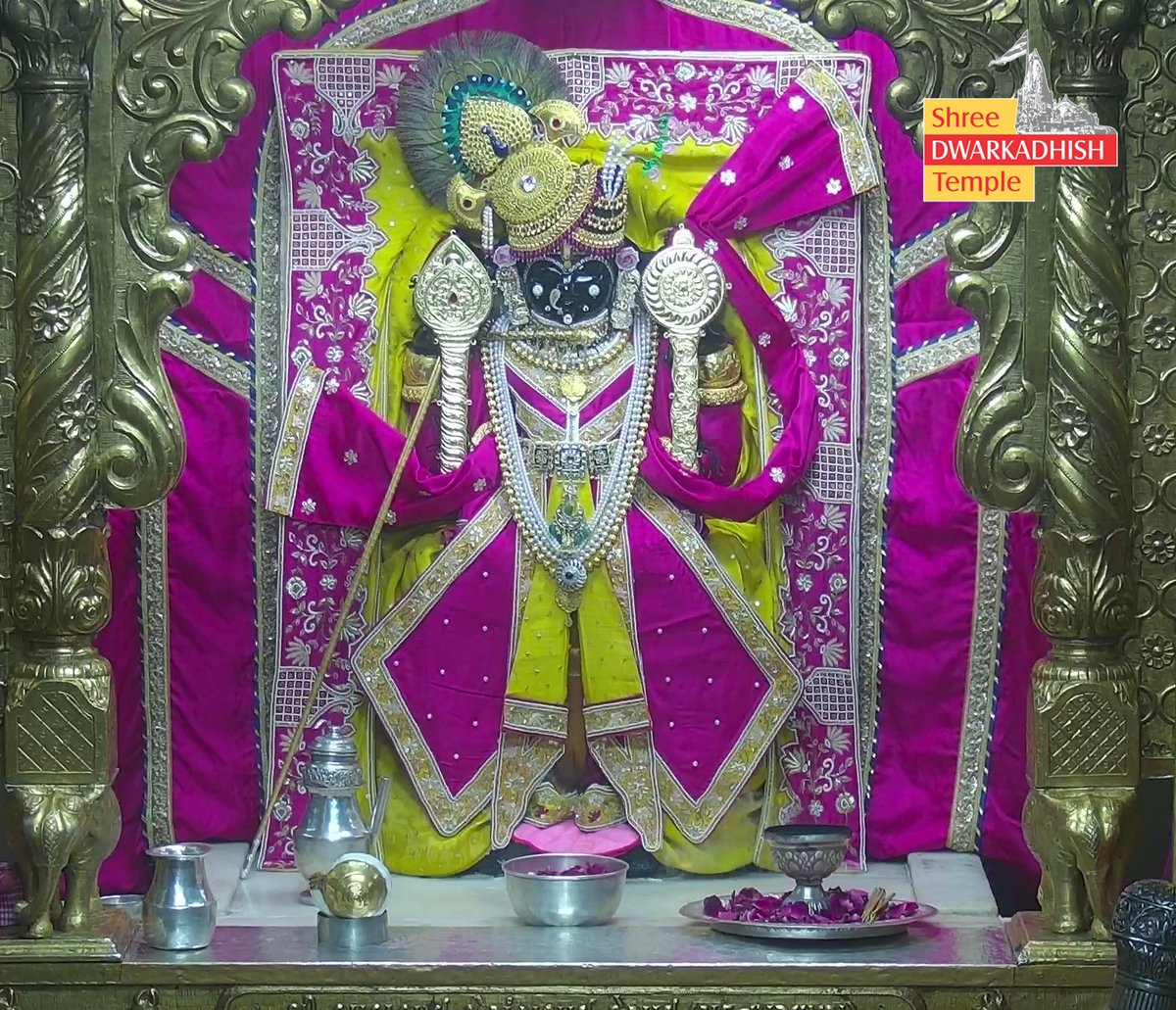 राजाधीराज द्वारीकाधीशजी के संध्या आरती दर्शन 🙏🏻
श्री द्वारकाधीश मंदिर द्वारका,गुजरात
दिनांक :- 02/02/2026 सोमवार               

#dwarka #sandhyaaarti
#ShridwarikadhishmandirOfficial