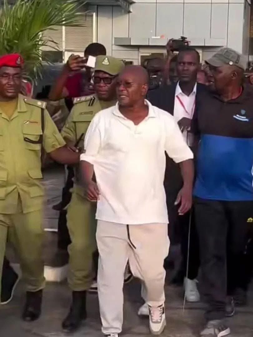 mkuuJr5's tweet image. Angeomba Kandarasi ya kujenga uwanja wa Bunju je .? 

Tafuteni hela wanangu. 😂