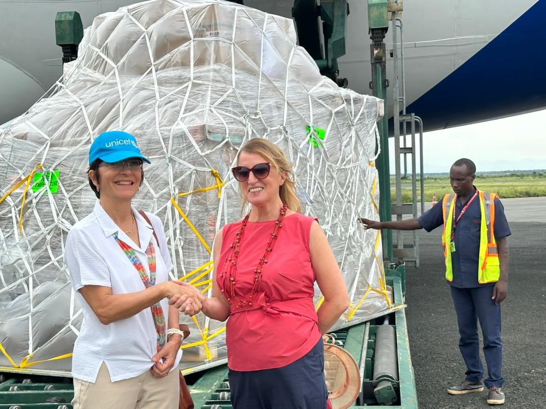 UNICEF_Burundi's tweet photo. Avec le transport assuré par l’@UEauBurundi, des médicaments essentiels, intrants nutritionnels &amp; équipements médicaux sont arrivés au 🇧🇮. Ce lot destiné aux réfugiés congolais a été acquis avec l'appui de @Banquemondiale, de @Groupe_AfDB et des fonds propres de @UNICEF. https://t.co/YFERNQKBWh