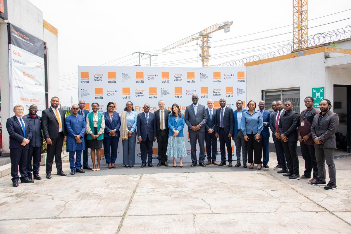 CaroitEleonore's tweet image. Déplacement en RDC 🇨🇩 : Un partenariat d’avenir 💪🏽

D’abord sur le numérique, je me suis rendue au FabLab d’Orange à Kinshasa, atelier solidaire de fabrication d’outils numérique, hub de formation pour les jeunes et d’innovation entrepreneuriale!
Cette initiative menée par Orange