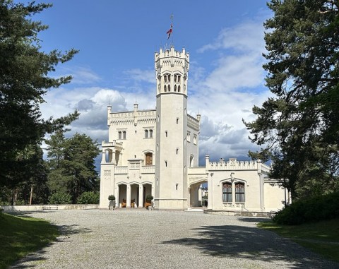 KasteelVrouwtje's tweet image. Oscarshall #Palace is a maison de plaisance located in the small fjord Frognerkilen on Bygdøy in Oslo, #Norway - It was commissioned by #King Oscar I and Queen Joséphine.