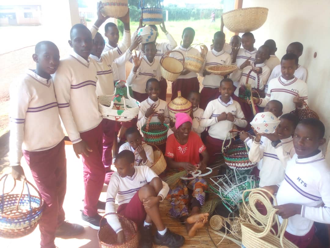 ODDNewsBurundi's tweet photo. 🎯#Karusi : Quand la #vannerie devient un levier d’autonomisation et de préservation culturelle.

🧶Diplômée de l'ITAB de #Karusi, Section Agriculture,  Domine Manirambona a choisi de se consacrer dans la vannerie artisanale. Aux côtés de ses co-associés réunis au sein de la société coopérative « #Urugori _rw’#Umukenyezi », elle s’est engagée dans la valorisation du savoir-faire traditionnel burundais tout en créant des opportunités économiques durables.

🪡La coopérative fabrique une variété d’objets utilitaires et décoratifs destinés aux ménages réalisés à partir de lianes, de tiges naturelles et de graminées, mais aussi d’objets plastiques récupérés inscrivant ainsi son action dans une démarche écologique et de recyclage. Grâce à la qualité de leurs produits, les membres de la coopérative génèrent aujourd’hui des revenus significatifs à travers des ventes locales et régionales.

🔴Membre du Centre Commercial #IKIGEGA, la coopérative voit également ses créations mieux valorisées au #Palais_des_Arts_de_Bujumbura, où elles rencontrent un succès croissant auprès du public. 
Malgré ces avancées, « Urugori rw’Umukenyezi » fait face à plusieurs défis majeurs, notamment le manque d’un local approprié pour exposer ses produits au grand public, ainsi que la rareté des matières premières naturelles, conséquence de la #déforestation et de l’exploitation intensive des marais.

✍️Au-delà de l’aspect économique, la coopérative joue aussi un rôle éducatif et culturel important. Elle sert de cadre d’apprentissage pour de jeunes écoliers qui y découvrent l’art, la créativité et la richesse de la culture traditionnelle burundaise.

📌Portée par une vision inclusive, la coopérative ambitionne à l’avenir d’élargir ses actions à l’encadrement des jeunes pendant les vacances scolaires ainsi qu’à la formation et l’autonomisation des femmes et des filles à faibles revenus, faisant de la vannerie un véritable outil de transmission, d’inclusion et de développement local.
#ODD8 #travailDécent #autonomisation #ODD10