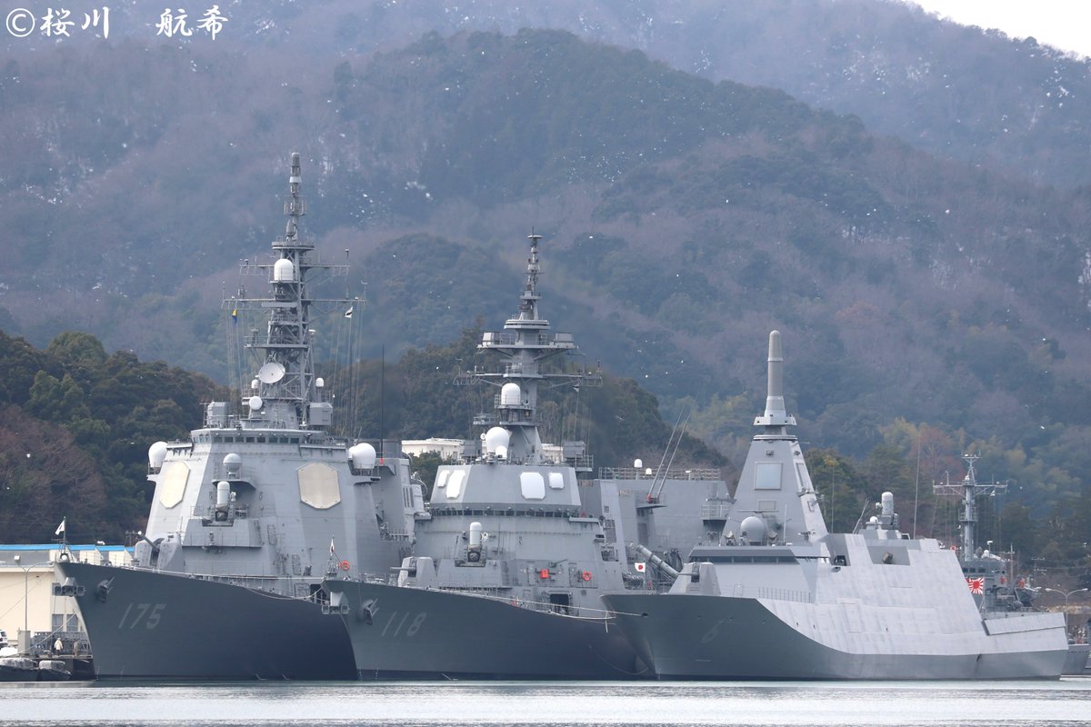 今日はこちらの写真です📷
写真左から、海上自衛隊の護衛艦「みょうこう」（DDG175）、「ふゆづき」（DD118）、「あがの」（FFM6）の目刺し。

目刺しとは、船を横に並べて係留する方法です⚓
各艦のデザインの違いがよくわかる一枚。

#海上自衛隊 #舞鶴基地