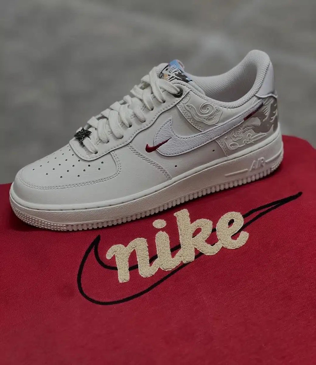 FitThemAll's tweet photo. La nouvelle Nike Air Force 1 « Lunar New Year » 🍂

Lien: https://t.co/VCU0xGnO3q https://t.co/B4my4RMXtY