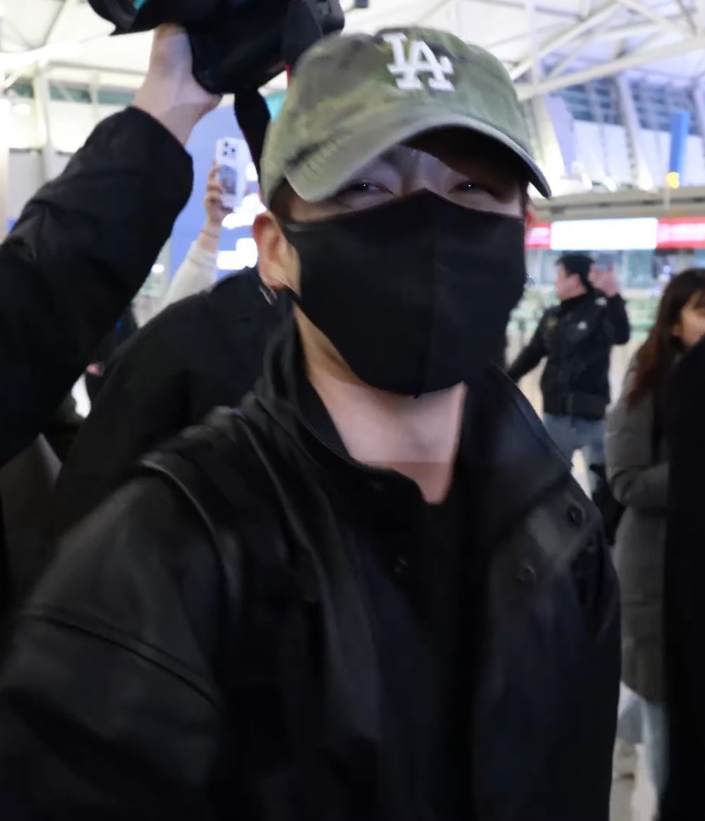 정국이 오늘 기분 좋아보여서 나도 기분 좋아짐
안전 비행해💗💗