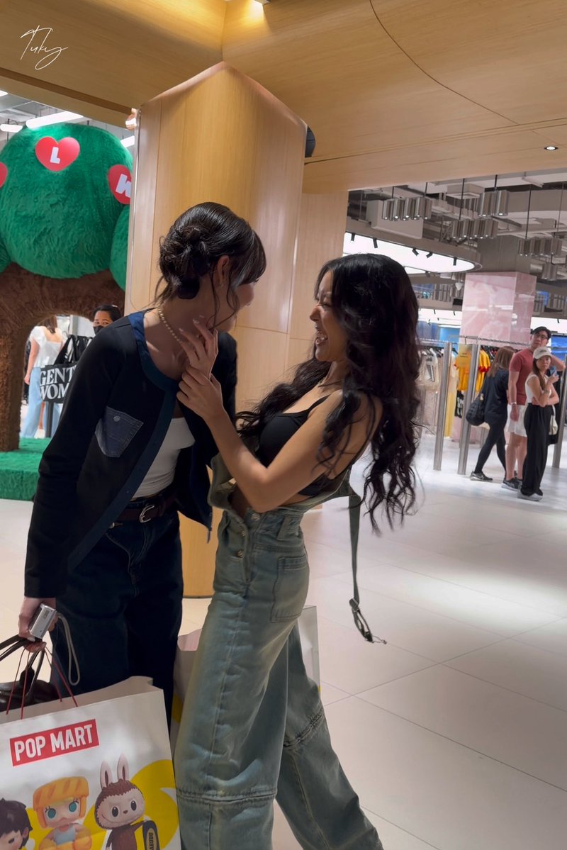 thisisuma's tweet image. Ciize's reaction to Kapook calling her wifey in Chinese, girl you're the one who taught her that word and now you're folding😭😭