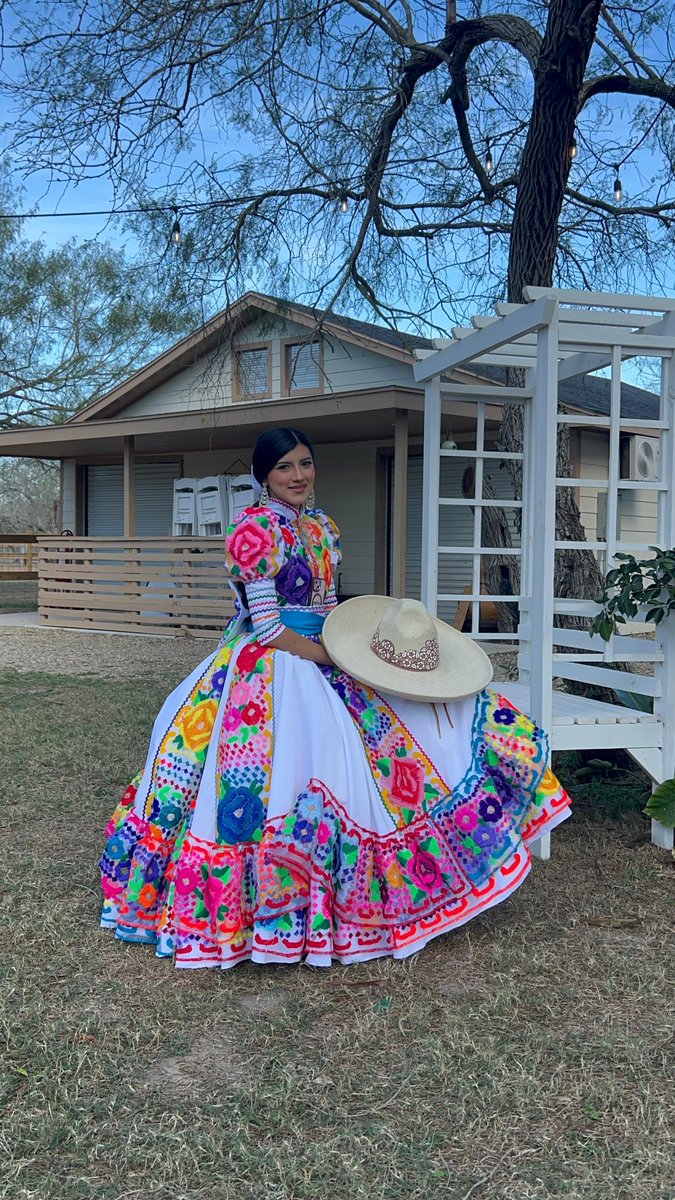 LetipCISLF16285's tweet photo. CIS@LFHS student photo op for Charro &amp; Rodeo parade. Shantal Huesca for the beauty she displays.

#Allinforkids 
#seniors
#Beingpresentmatters https://t.co/GOJN6OS0W3