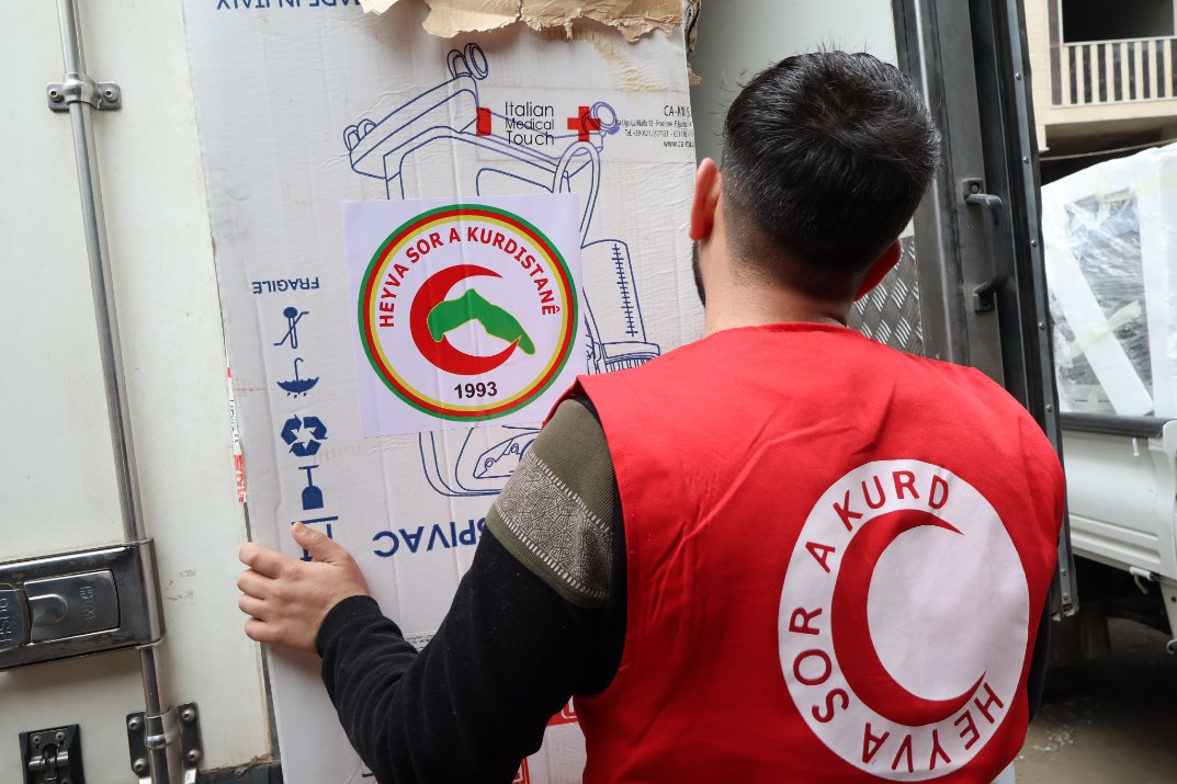 HeyvaKurd's tweet photo. #English 
With support from the Kurdistan Red Crescent, the organization donated specialized medical equipment to the People's Hospital in Qamishli, valued at approximately $200,000.

This initiative aims to strengthen the health sector and support medical facilities to meet the growing needs in light of the current humanitarian crisis, thereby improving healthcare services for patients and displaced persons.
.............
#kurdî
Bi piştgiriya Heyva Sor a Kurdistanê, Heyva Sor a Kurd alavên bijîşkî yên taybet ji Nexweşxaneya Gel a li Qamîşlo re bexş kirin, ku bi qasî 200,000 dolarî ye.

Armanca vê alîkariyê ew e ku piştgiriyê bide saziyên bijîşkî da ku hewcedariyên zêde û xizmetên tenduristiyê ji bo nexweşan û koçberan peyda bikin.
.........
#عربي
بدعمٍ من الهلال الأحمر الكردستاني، قام الهلال الأحمر الكردي بتقديم أجهزة طبية متخصصة إلى مشفى الشعب في مدينة قامشلو، بقيمة تُقدَّر بـ 200 ألف دولار أمريكي.
تأتي هذه الخطوة في إطار تعزيز القطاع الصحي ودعم المرافق الطبية لمواكبة الاحتياجات المتزايدة في ظل الظروف الإنسانية الراهنة، بما يسهم في تحسين الخدمات الصحية المقدّمة للمرضى والنازحين.