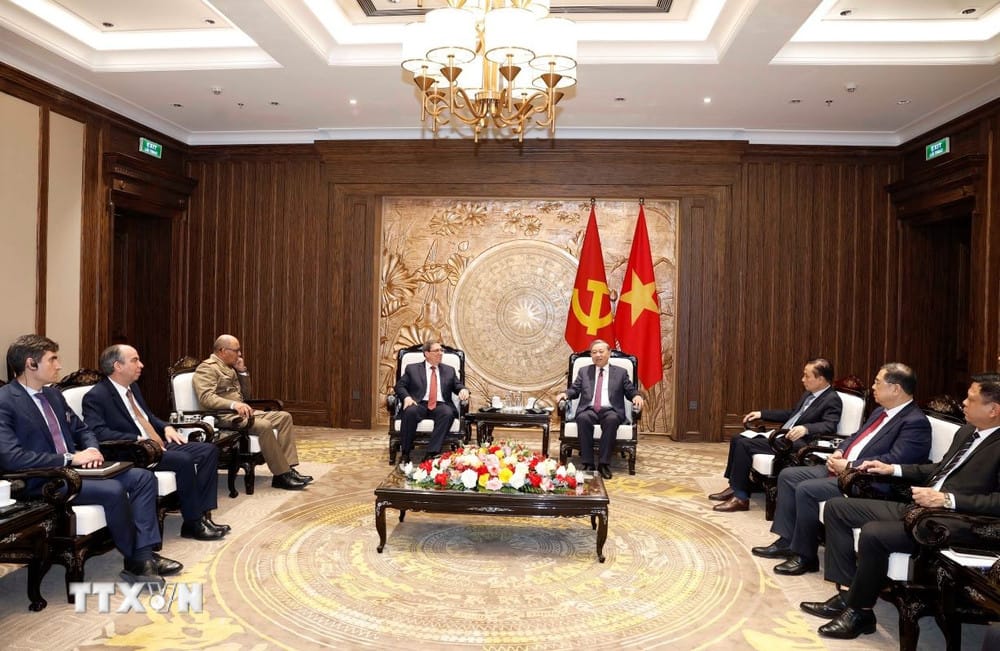 Agradezco profundamente al querido compañero To Lam, Secretario General del Partido Comunista de #Vietnam, por haberme recibido en calidad de Enviado Especial del Partido y Gobierno de #Cuba, evidencia de la histórica hermandad entre ambos Partidos, Gobiernos y Pueblos.