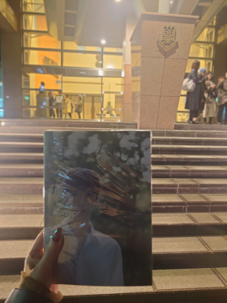 HirTat's tweet photo. 一言目に「アニョハセヨ」言ってTENのアニョハセヨ聞くんだ！と思ったのに目が会った瞬間「TEN:お！元気でしたか？」「私:？！」え？私の事覚えてます？
髪伸びましたね、次はどんな髪型にしますか？→ロング！ROCK🤟→(わたしと)同じですね→同じです！→あと話すことなくて写真集奪う様に去りました https://t.co/Bup4P4ayyD
