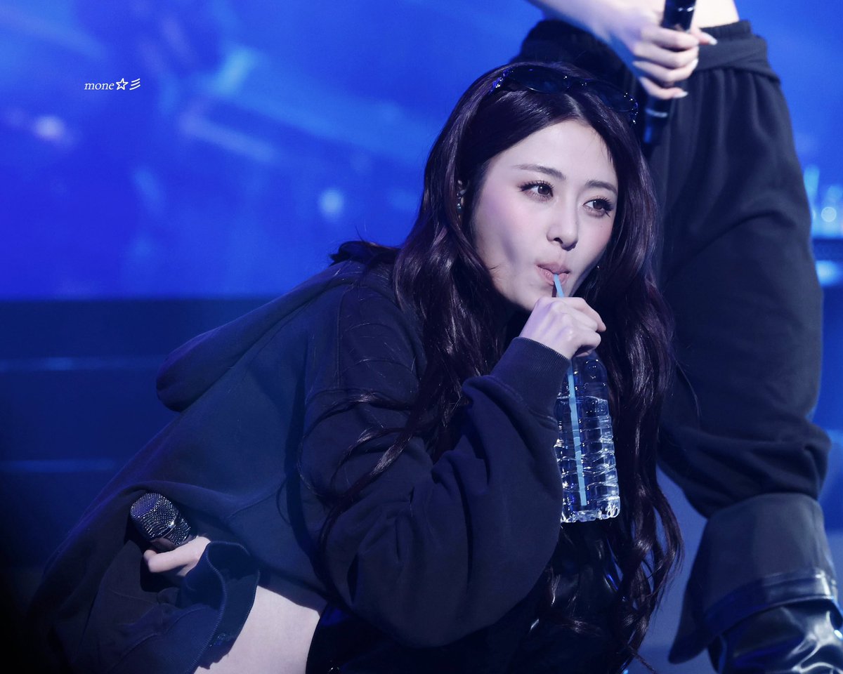 260201 EASY CRAZY HOT ENCORE
 
물 마시는 여신✨️✨️

#허윤진 #HUHYUNJIN #YUNJIN #윤진 #ユンジン #르세라핌 #LE_SSERAFIM