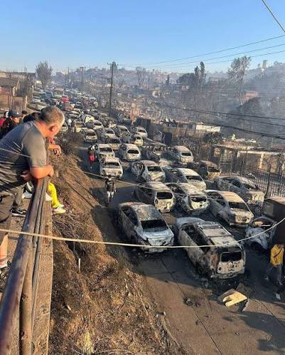 camilaemiliasv's tweet image. Hoy se cumplen dos años de los incendios provocados en Viña del Mar. Mucha gente aún no tiene casa porque el gobierno de Boric los abandonó; hay personas que aún lloran a sus muertos. En vez de reunirse con la gente, prefiere apoyar la candidatura de Bachelet en la ONU.