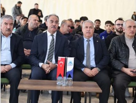 AskfSanliurfa's tweet photo. Şanlıurfa ASKF Başkanımız Sayın Adnan Yükselir, yönetim kurulumuz ve Eyyübiye Belediyesi meclis üyeleriyle birlikte; Eyyübiye ilçemizde faaliyet gösteren amatör spor kulüplerimize alt–üst eşofman takımı, yağmurluk ve maç toplarından oluşan spor malzemesi desteğinde bulundu. https://t.co/USxP2ffywC