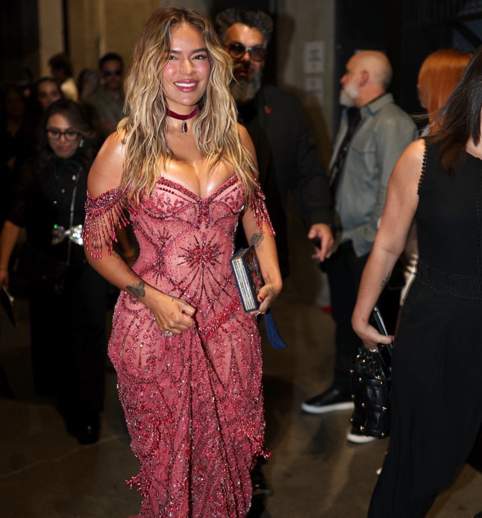 KarolGReports's tweet photo. Revistas de moda destacaron a Karol G como una de las figuras mejor vestidas de la noche en la ceremonia de los #GRAMMYs, resaltando sus dos looks a lo largo de la gala. https://t.co/FVrc9KYdSp