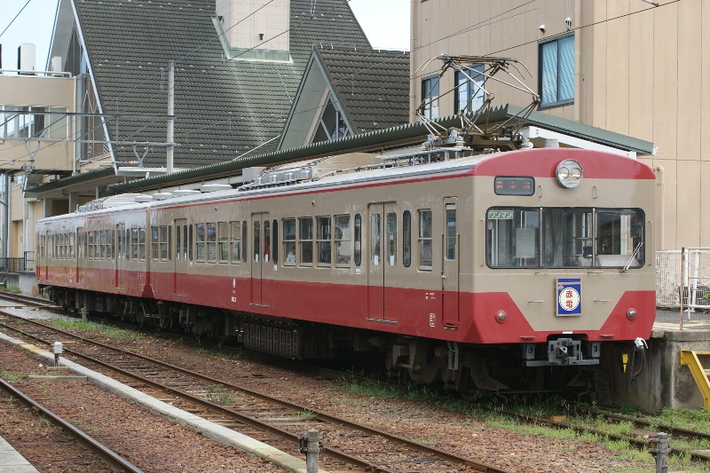 令和8年8月22日という事で近江鉄道820系822F
パトカー電車や赤電にもなったので821Fより注目度は高かった編成でしたね
黄色時代2枚と、パトカー電車と赤電を1枚づつ