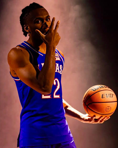 Darryn Peterson não é apenas um nome no topo dos rankings, ele é o herdeiro de uma linhagem de basquete em uma cidade que respira o esporte. Antes de ser o astro de Kansas, ele já era tratado como o próximo grande negócio de Akron, Ohio. 🏙️🏀

Segue o fio para entender.🧵👇