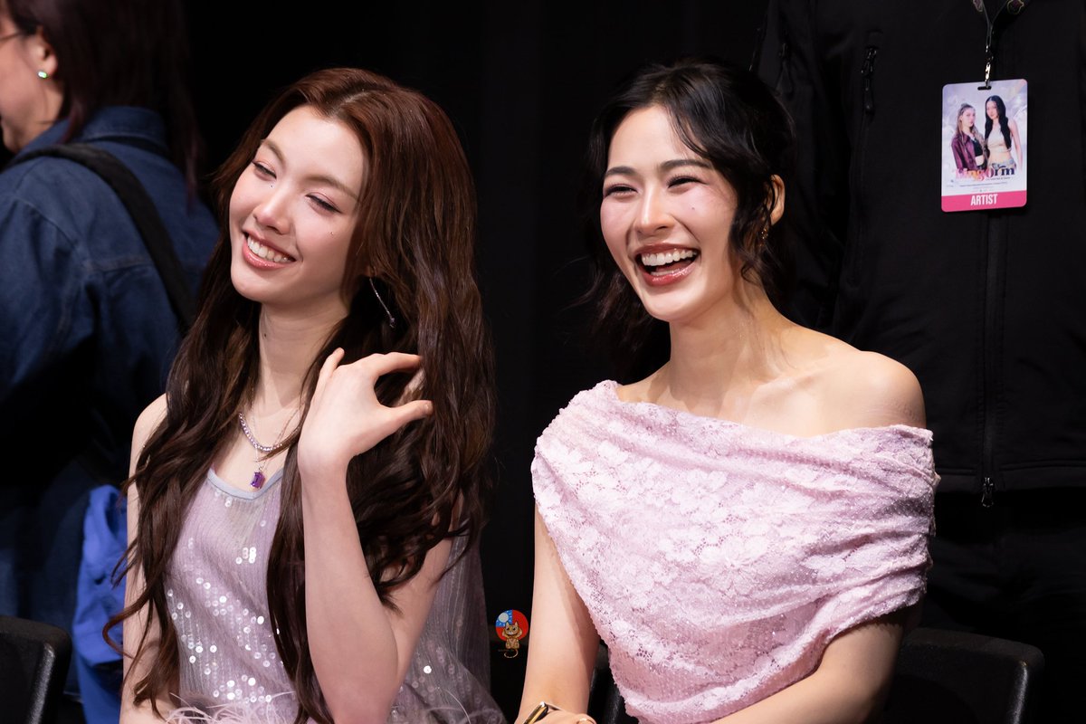 ann1485_88's tweet photo. 260201
My friend was screaming, “KWONG LING LING, you’re so pretty!
🤣🤣🤣

LINGORM TP FANMEET
#LingOrmTaipeiFanmeeting
#หลิงออม 
#LingOrm https://t.co/ztHvfjlIBx