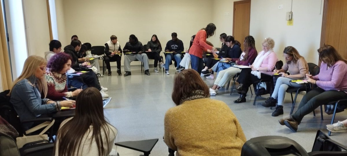 sbdterritori's tweet photo. ➡️ Sessió de valoració amb els i les estudiants del Projecte Saba, que durant tot el curs fa voluntariat a entitats de la ciutat

#ProjecteSABA #OficinaEntitatsiVoluntariatSbd #Sabadell https://t.co/E3zNTbMNSa