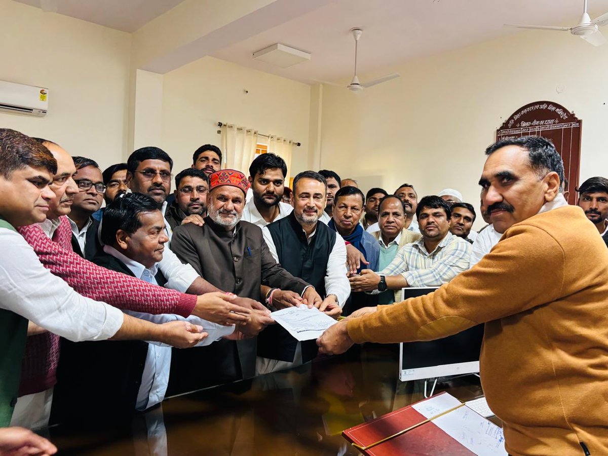 BalramYadavIN's tweet photo. आज जिला कांग्रेस कमेटी नीमकाथाना द्वारा आयोजित “मनरेगा बचाओ महासंग्राम” के तहत किए गए धरना-प्रदर्शन में शामिल हुआ एवं अपनी बात रखी।
मनरेगा गरीब और श्रमिक वर्ग की आजीविका की गारंटी है, इसकी रक्षा के लिए कांग्रेस पार्टी का संघर्ष लगातार जारी रहेगा https://t.co/xJoYc2XWwI