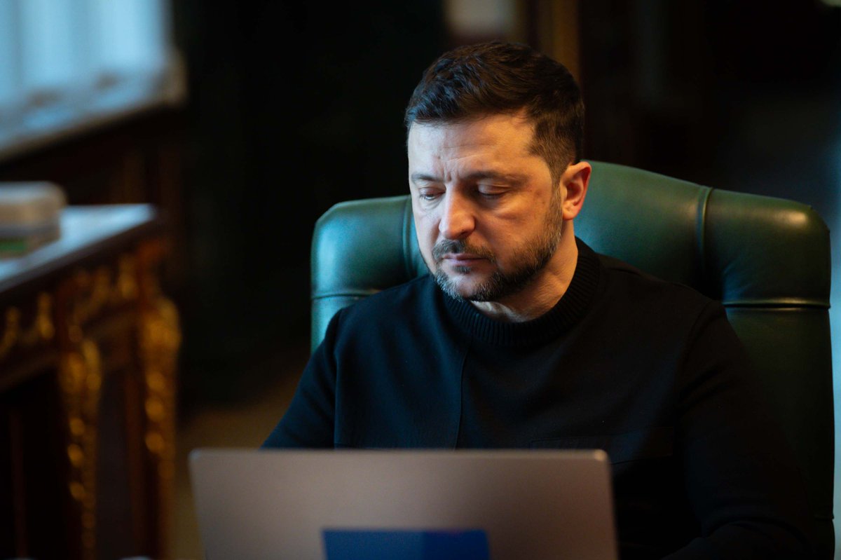 ZelenskyyUa's tweet photo. Говорили з Президенткою Європейської комісії Урсулою фон дер Ляєн про енергетичну підтримку України. Євросоюз нам дуже допомагає, і найближчим часом будуть іще поставки генераторів і додаткового енергетичного обладнання. Дякую!

Урсула поінформувала про фіналізацію 20-го пакета санкцій проти Росії. Бачимо, що вже відбувається з російською економікою і що може бути далі, якщо тиск спрацює правильно. Працюємо в цьому напрямі, мають бути важливі кроки.

Обговорили також дипломатичну роботу й роботу над документами щодо гарантій безпеки та плану відновлення. Домовилися, що наші команди тісніше працюватимуть разом, щоб забезпечити чіткість і повне розуміння майбутніх рішень.