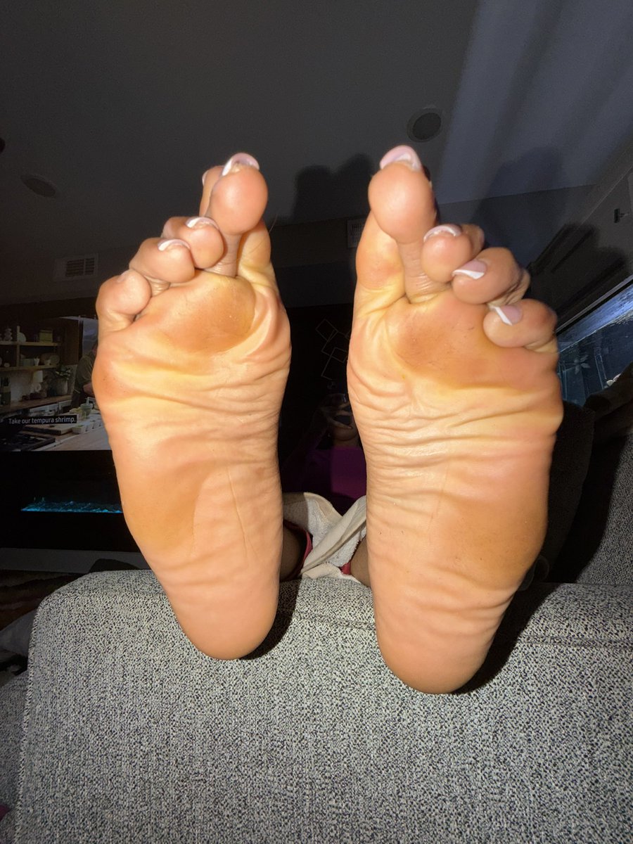 Masked15Muse's tweet image. I  know my feet are big and beautiful, but they are also MINE🥰.
You should never feel entitled, this is a luxury. Handle yourself.💙