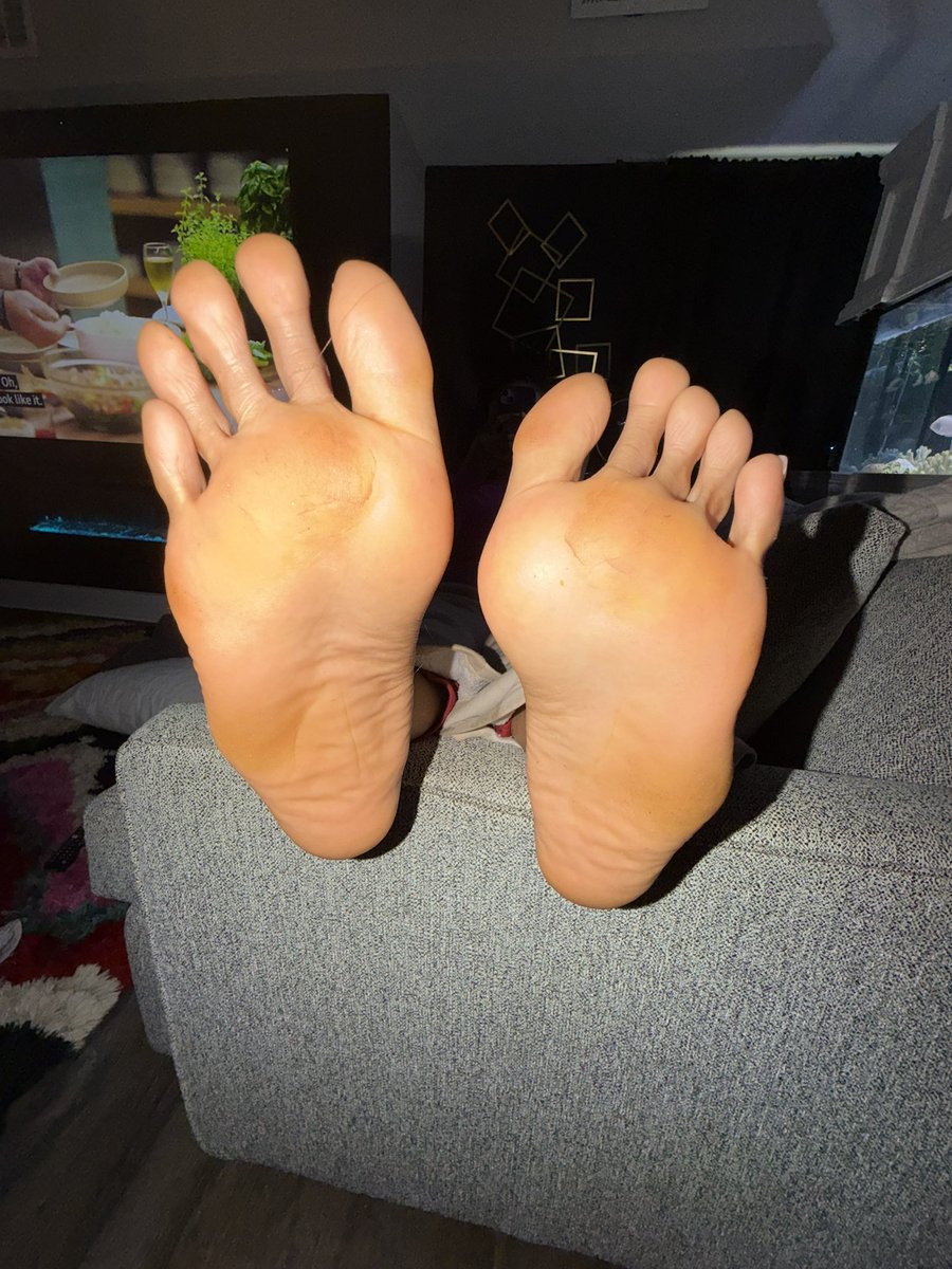 Masked15Muse's tweet image. I  know my feet are big and beautiful, but they are also MINE🥰.
You should never feel entitled, this is a luxury. Handle yourself.💙