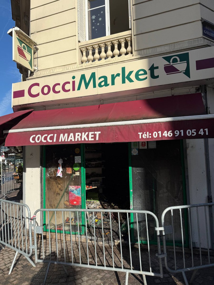 ATaquillain's tweet photo. 🚨 Incendie cette nuit à Bécon, dans le commerce CocciMarket à Courbevoie.

Un départ de feu lié à un problème électrique a provoqué un important incendie au pied d’un immeuble d’habitation.

Un immense merci aux sapeurs-pompiers pour leur intervention rapide : 16 personnes ont pu être mises en sécurité.

Soutien aux commerçants et aux habitants touchés qui devront être relogés. 
Je me rends sur place.