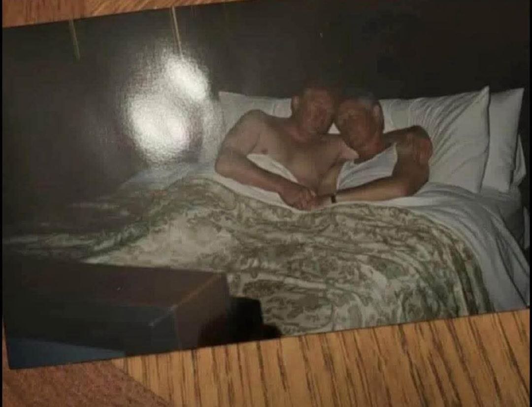 Eng_china5's tweet image. Horrifying new photos show Trump and Clinton in a compromising position.