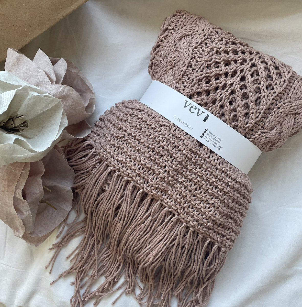 taetongas's tweet image. Hoy decidí volver. Necesito ocupar mi cabeza y volver a trabajar, aunque sea a ritmo más tranquilo. Pero hay que seguir, con todo el peso a cuestas, aunque cueste el doble.
Porque las cuentas no se pagan con tristeza.
Y porque es la única forma de reactivar la vida que nos quedó.