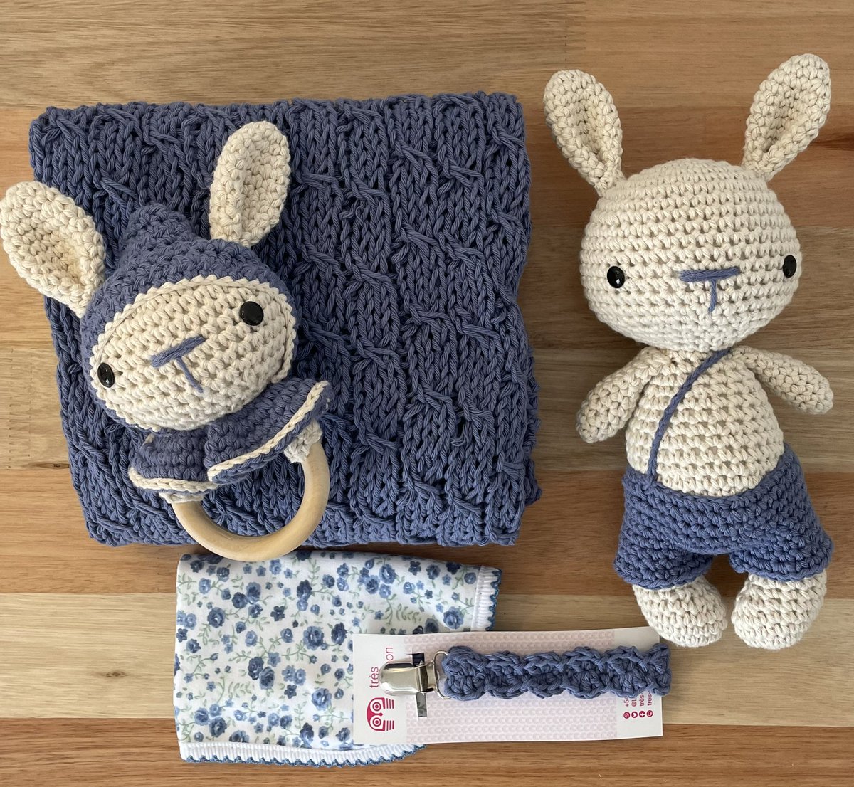 taetongas's tweet image. Hoy decidí volver. Necesito ocupar mi cabeza y volver a trabajar, aunque sea a ritmo más tranquilo. Pero hay que seguir, con todo el peso a cuestas, aunque cueste el doble.
Porque las cuentas no se pagan con tristeza.
Y porque es la única forma de reactivar la vida que nos quedó.