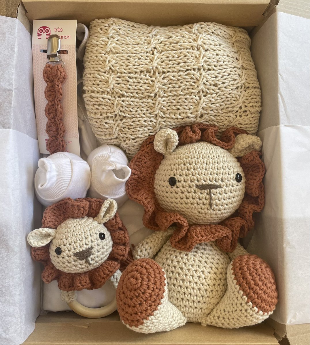 taetongas's tweet image. Hoy decidí volver. Necesito ocupar mi cabeza y volver a trabajar, aunque sea a ritmo más tranquilo. Pero hay que seguir, con todo el peso a cuestas, aunque cueste el doble.
Porque las cuentas no se pagan con tristeza.
Y porque es la única forma de reactivar la vida que nos quedó.