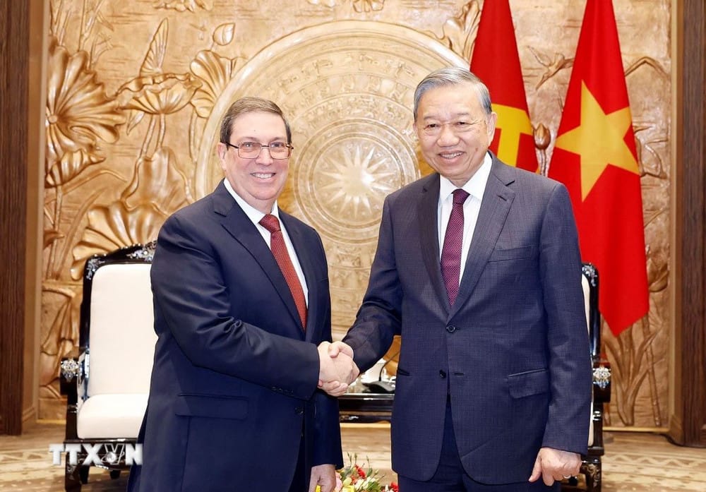 En calidad de Enviado Especial del Partido y Gobierno de #Cuba, el miembro del Buró Político y Canciller <a href="/BrunoRguezP/">Bruno Rodríguez P</a> fue recibido por To Lam, Secretario General del Partido Comunista de #Vietnam.