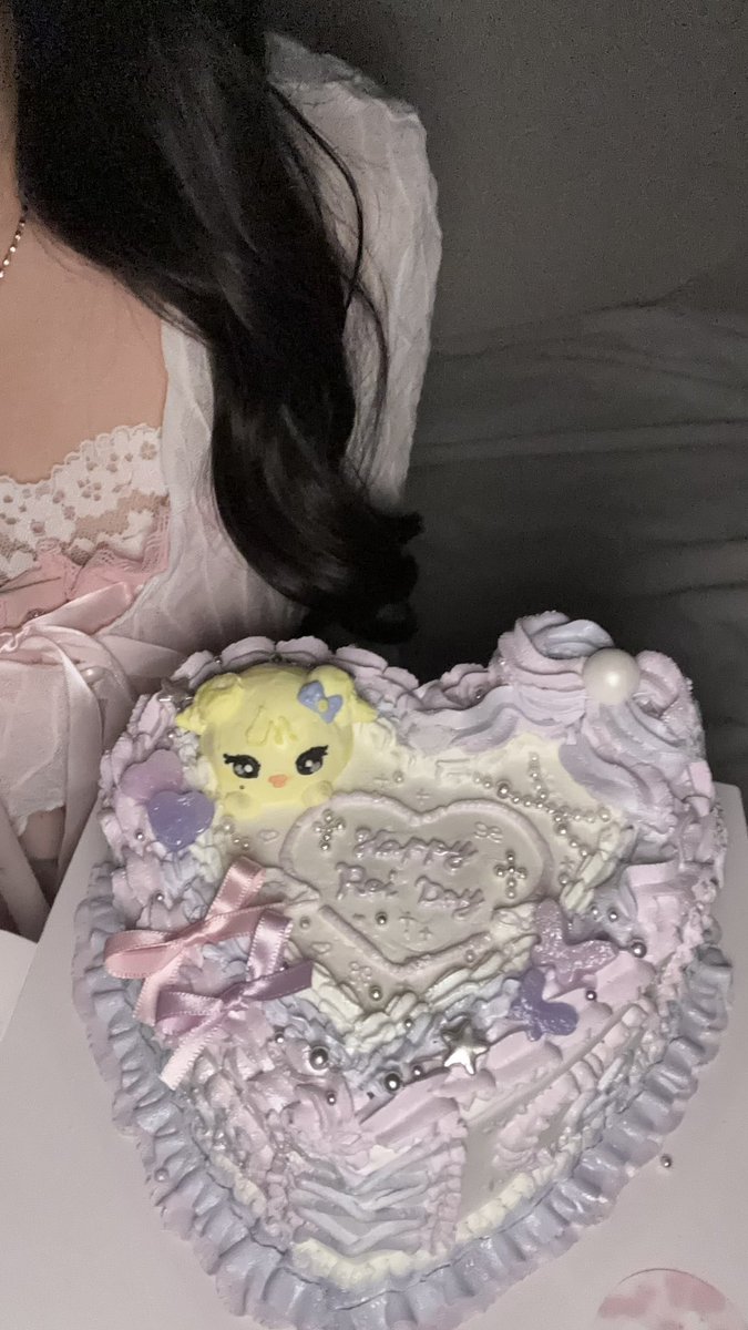 _reilo7's tweet photo. レイちゃんお誕生日おめでとうෆ.*･ﾟ
いつも素直に気持ちを伝えてくれるレイちゃんがずっと大好き；；今年はもっと会いに行く✊🏻

今年のセンイルケーキはレイちゃんの好きなピンクとイメージカラーの紫を基調にしたよ♪

#2026년에도기니와함께해
 #PrincessGuineaREIDay
 #ひめぎに生誕祭2026 https://t.co/HksJHBa73b