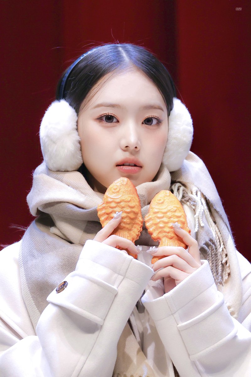 260131 
수민이는 평생 붕어빵 무료 🐟❄️

#이솔 #LEESOL #키키 #KiiiKiii