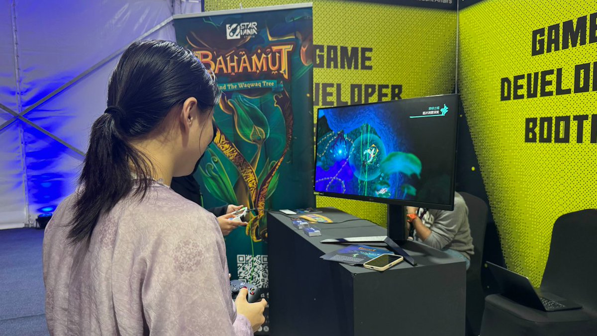 StarvaniaStudio's tweet photo. انبسطنا كثير في Gaming+ واستمتعنا بلقاء الحضور ✨

ومن أبرز اللحظات كان لقاؤنا مع Ed Annunziata مبتكر لعبة Ecco the Dolphin!

وكان شرف كبير لنا لأن Ecco كانت من مصادر الإلهام لبهموت وشجرة الوقواق في بدايات المشروع 🐋

الحين نرجع للشغل بحماس أكبر. نشوفكم في الفعالية الجاية 👋

We had an amazing time at @KFUPMGaming  and loved meeting everyone✨

A huge highlight was meeting Ed Annunziata, creator of Ecco the Dolphin. He even tried Bahamut and the Waqwaq Tree, which meant a lot since Ecco was one of our inspirations!

Now back to work with fresh inspiration. See you next time 👋

#GamingPlus2026