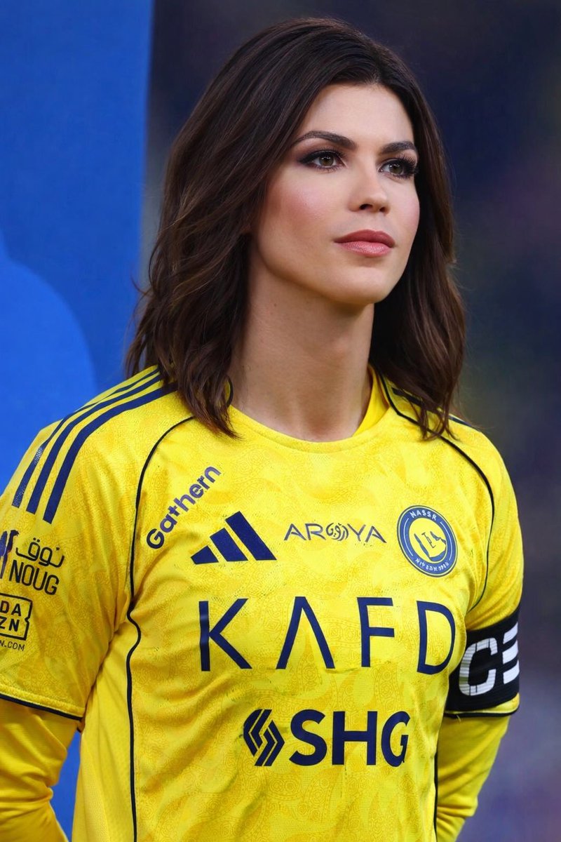 أنتِ شخصٌ فاشل، تجاوزتِ سنّكِ. لا تصلحين لشيء سوى التذمّر والشكوى كأنثى. اخلعي ​​هذا الزيّ الرسمي، وارتدي تنورةً وفستاناً.
#تعطيل_الهلال_مرفوض