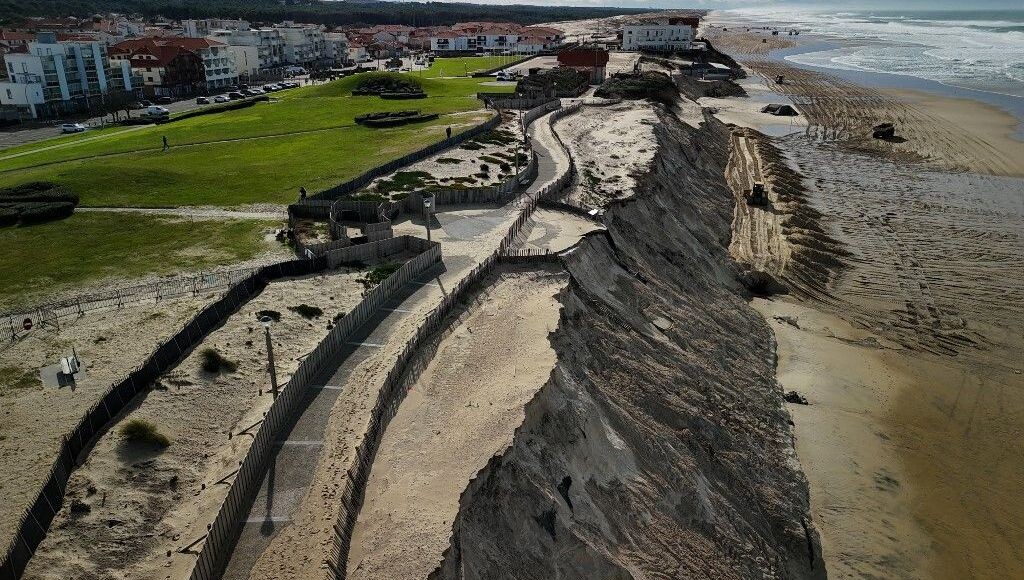 icigascogne's tweet image. PHOTOS - Érosion : la promenade de la plage de Biscarrosse s'effondre après de fortes vagues et des grandes marées
➡️ l.ici.fr/TTqb