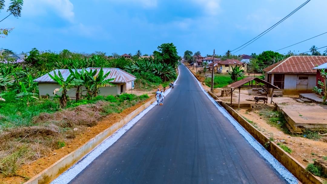 AAdeleke_01's tweet photo. 𝗥𝗼𝗮𝗱𝘀 𝗮𝗿𝗲 𝗺𝗼𝗿𝗲 𝘁𝗵𝗮𝗻 𝗹𝗮𝘆𝗶𝗻𝗴 𝗮𝘀𝗽𝗵𝗮𝗹𝘁, 𝘁𝗵𝗲𝘆 𝗮𝗿𝗲 𝗽𝗮𝘁𝗵𝘄𝗮𝘆𝘀 𝘁𝗼 𝗼𝗽𝗽𝗼𝗿𝘁𝘂𝗻𝗶𝘁𝘆.

With the completion of the 10.4km Edunabon–Tonkere Road in Ife North, over 100 communities are now better connected, travel time is shorter, and access to markets, farms, schools, and healthcare is no longer a struggle.

This road which is a testament to improve the quality of life of our people, links Ife North, Ayedaade, Atakumosa, and Ede, bringing people closer, unlocking trade, strengthening agriculture, and opening new doors for growth across the zone.

This is what people-centered development looks like. We made a promise to connect our people, and we are delivering.