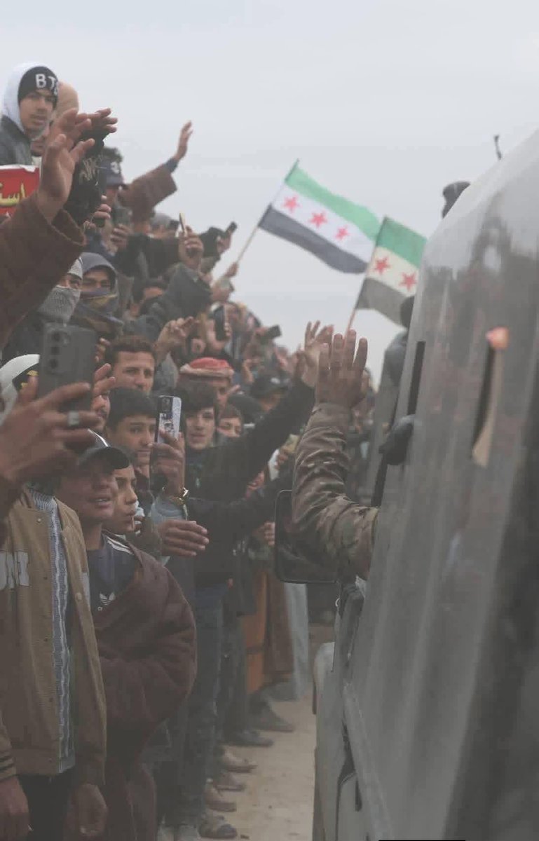 صورة كأنها قادمة من فيلم يحكي لحظة التحرر من الانتداب الفرنسي.

لكنها من زمن التحرير الحالي..من استقبال أهالي ناحية الشيوخ بريف حلب الشرقي لقوات الحكومة السورية.

هم لا يحتفلون بدخول قوات بلدهم فقط..إنهم يحتفلون بعودتهم لديارهم التي هجرتهم منها قسد قبل عشر سنوات.

هل سمعتم قسدي