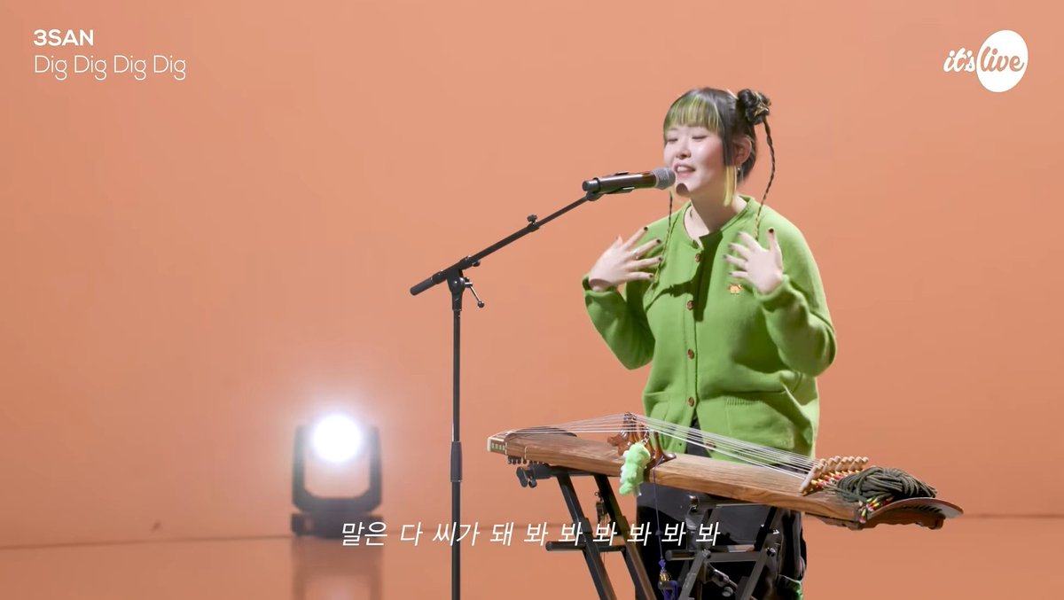 matchraaa's tweet photo. #itsLive_event_3SAN
이 무대에서는 3SAN이 ‘Dig Dig Dig Dig’을 라이브로 선보이면서 밴드 특유의 에너지와 음악 스타일을 제대로 보여줘요 https://t.co/wR1RHdomsr