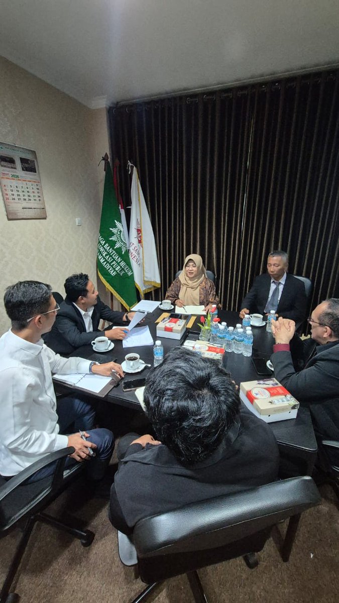 DokterTifa's tweet photo. LBH Muhammadiyah Dukung Penuh  Dokter Tifa  Hadapi Kriminalisasi!

Dalam filsafat politik, negara hukum hanya sah sejauh ia melindungi ruang rasional publik.
Ketika pertanyaan ilmiah dijawab dengan instrumen pidana, negara tidak sedang menegakkan hukum, iya  sedang kehilangan legitimasi epistemiknya.

Ketika sebuah pertanyaan akademik dipindahkan dari ruang diskursus ke ruang pidana, yang sedang berlangsung bukan penegakan hukum,
melainkan operasi kuasa atas rezim kebenaran (regime of truth).
Pendampingan hukum PP Muhammadiyah dengan mengirimkan enam Penasihat Hukum bagi dokter Tifa adalah interupsi penting terhadap mekanisme tersebut.

Dukungan ini  menegaskan bahwa pengetahuan tidak boleh ditundukkan oleh kekuasaan,
dan hukum tidak boleh direduksi menjadi teknologi disipliner untuk membungkam kritik.

Pendampingan hukum oleh LBHA Muhammadiyah  adalah pernyataan etis yang kuat:
bahwa kebenaran diuji melalui argumen,
bukan melalui intimidasi;
bahwa hukum berfungsi menjaga diskursus,
bukan menutupnya.

Kasus ini telah bergeser dari persoalan individual menjadi problem struktural demokrasi:
apakah republik masih mengakui public use of reason (Kant),
atau telah bergeser menjadi kekuasaan yang alergi terhadap verifikasi.

Kriminalisasi terhadap kritik akademik adalah gejala runtuhnya communicative rationality,
saat kekuasaan memilih koersif
alih-alih deliberatif (Habermas).
Dalam masyarakat yang sehat, kebenaran lahir dari kontestasi argumen dan verifikasi terbuka.
Dalam masyarakat yang bergeser menuju kontrol,
kebenaran dikelola melalui stigma, kriminalisasi, dan rasa takut.

Sikap PP Muhammadiyah menempatkan institusi ini pada posisi historis yang tegas:
berpihak pada nalar publik,
melawan normalisasi pembungkaman,
dan menjaga agar hukum tetap berada di sisi kebebasan berpikir.

Terima kasih PP Muhammadiyah.
Di saat kuasa berusaha mengatur kebenaran,
Anda memilih membela keberanian untuk mengetahui.
Muhammadiyah, melalui sikap ini, menempatkan diri pada garis sejarah yang panjang:
membela nalar publik,
menjaga martabat ilmu,
dan menolak reduksi hukum menjadi alat kekuasaan.
Terima kasih PP Muhammadiyah.

Sejak saat ini, Dokter Tifa secara bersama-sama dengan Pejuang Kebenaran lainnya: Dr Roy Suryo dan Dr Rismon Sianipar telah didukung oleh Tiga Tim yang bekerja secara sinergis dan kolaboratif.

Satu
Tim Pembela Dokter Tifa - TPDT dengan Koordinator PH Abdullah Al Katiri dengan 19 Advokat

Dua
Tim BALA RRT - Barisan Pembela Roy Rismon Tifa dengan Trio koordinator: Refly Harun - Muhammad Taufiq - Jahmada Girsang, dengan 9 Advokat

Tiga
Tim LBHA Muhammadiyah dengan 6 Advokat

Nashrun minnallah wa Fathun qarib.
Laa haula wala quwwata ila billah.

#PowerKnowledge
#RegimeOfTruth
#KebebasanAkademik
#EtikaKekuasaan
#NegaraHukum
#AntiKriminalisasi
#MartabatIlmu
#DokterTifa
#Muhammadiyah