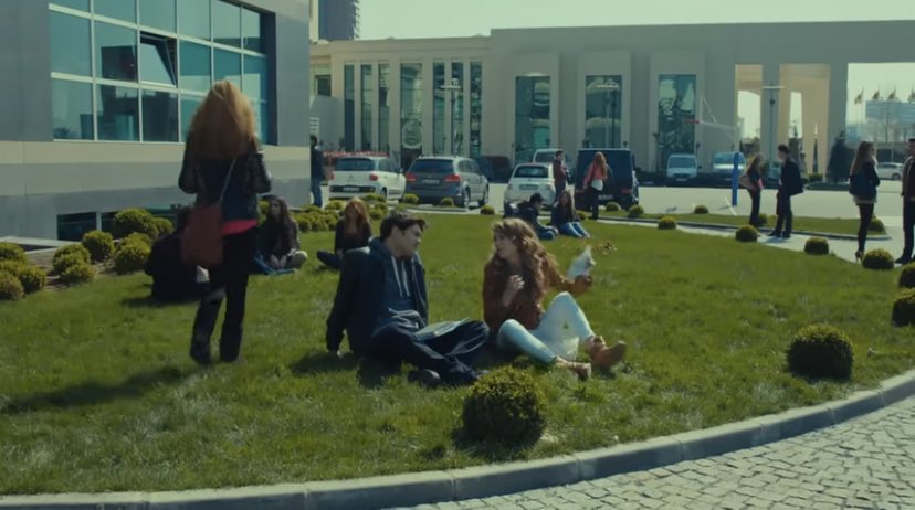 Abartısız aile sofraları,rakıya giden erkekler,çimlere oturan üniversiteliler,evin içinde normal kıyafetlerle oturan anne ve kızları medcezir evrenini gerçekçi kılan detaylar ✨ 

#medcezir