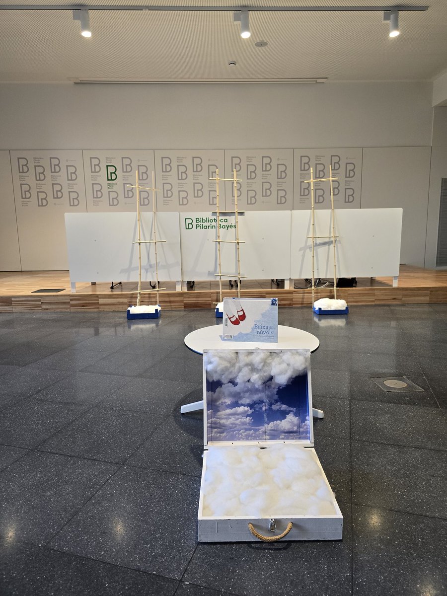 Biblioteca Pilarin Bayés de Vic tweet media