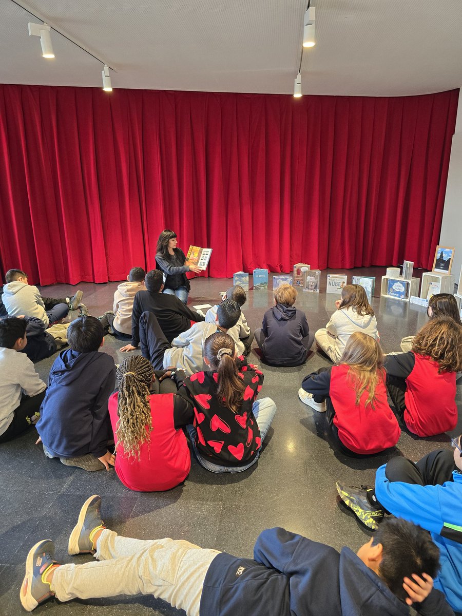 Biblioteca Pilarin Bayés de Vic tweet media