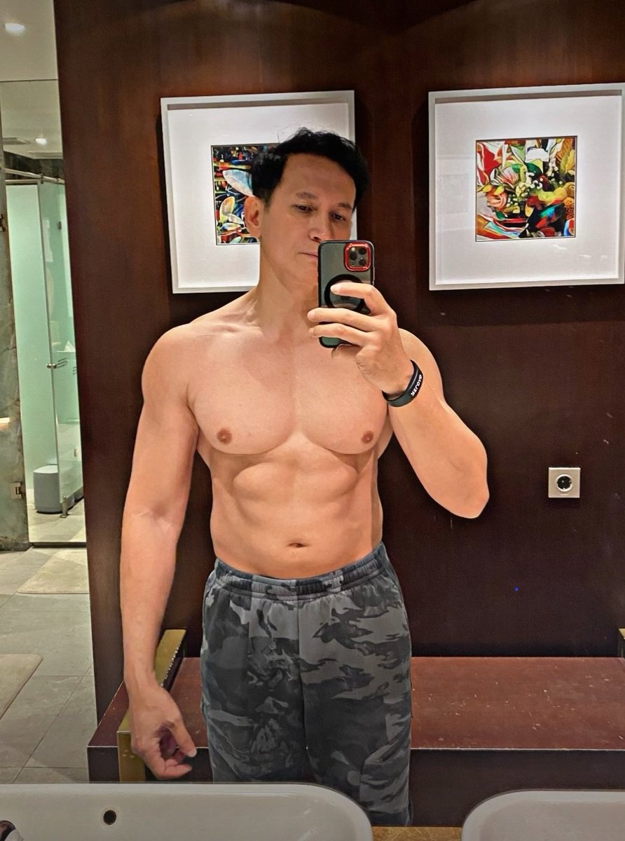 mrvvip's tweet photo. Marcelino Lefrandt shirtless on mirror snap. #selebwatch https://t.co/1YqCgNYH9b