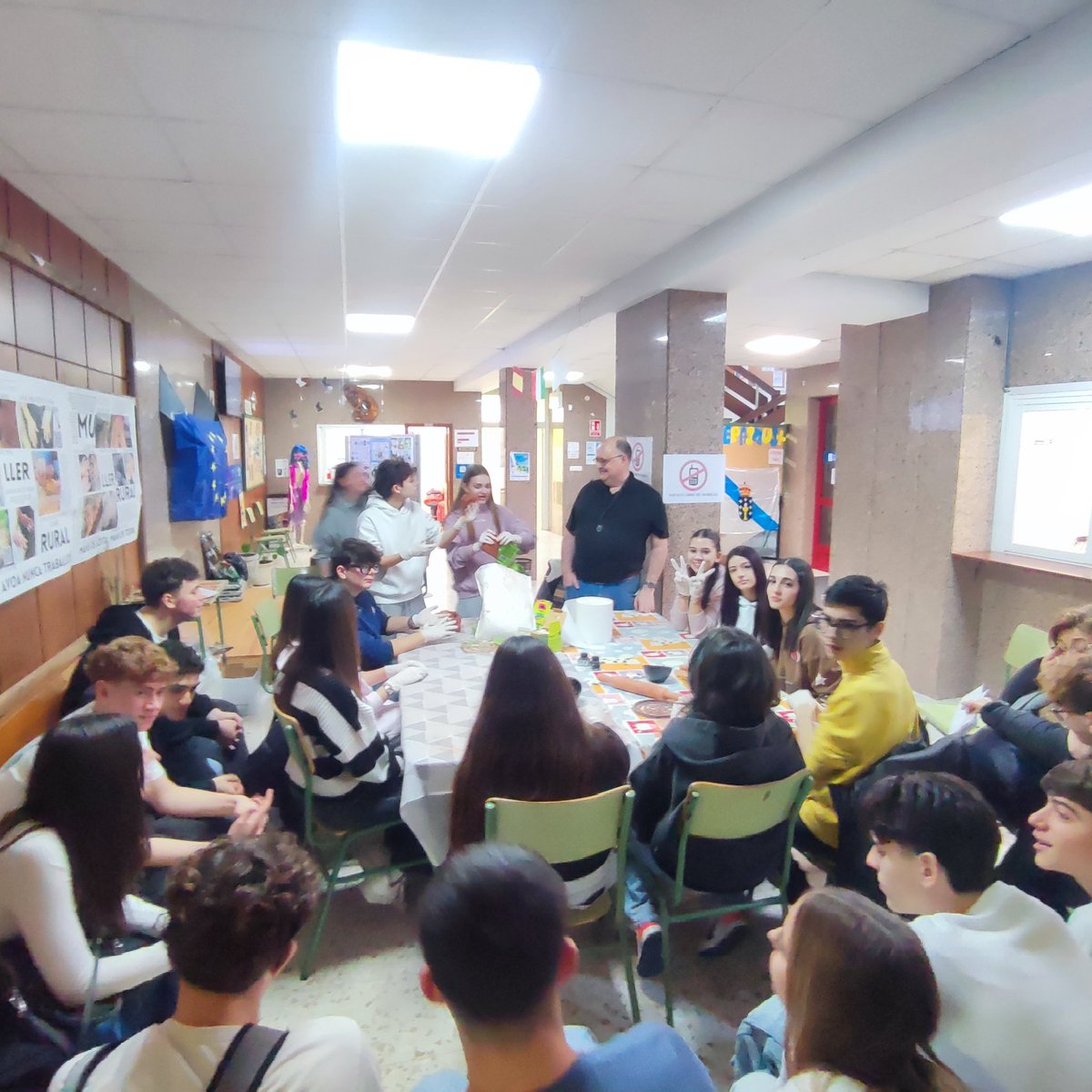 DanielGarcaCanc's tweet photo. Talleres de escrituras antiguas

Hoy tuvimos de invitados a unos italianos Erasmus que disfrutaron a tope creando sus propios Discos de Festos. Les estuvieron ayudando mis alumnos de primer curso de griego. 🤩🤩
sigue hilo 👇👇 https://t.co/H5PDNEv87O